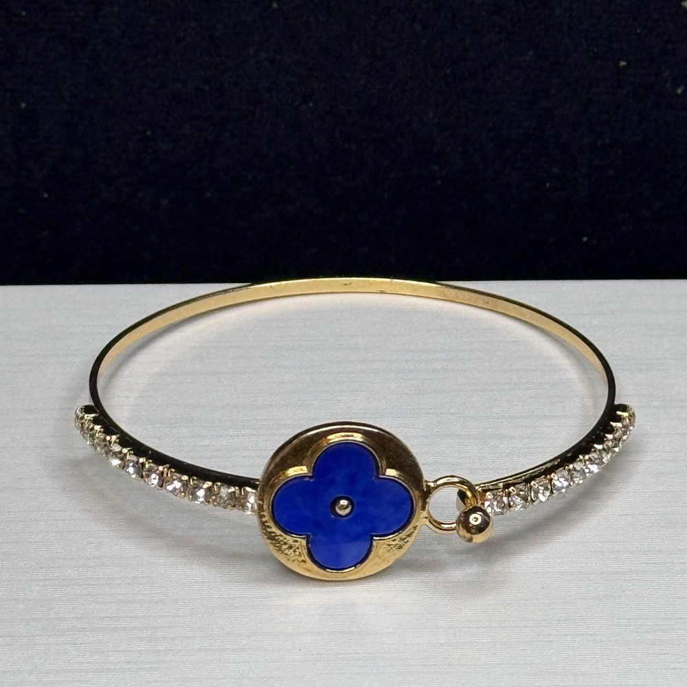 NWOT Gold Tone Sparkling Blue Clover Bangle Bracelet (Opens)